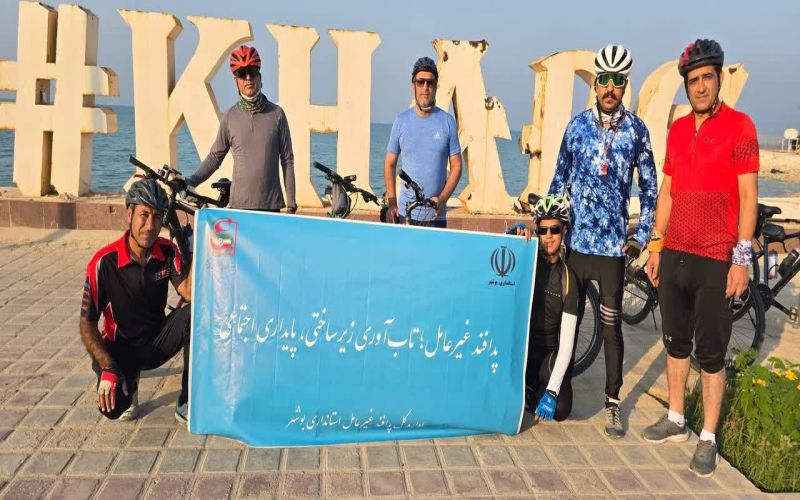 رکاب زنی دوچرخه سواران در جزیره خارک به مناسبت هفته نکوداشت پدافند غیرعامل