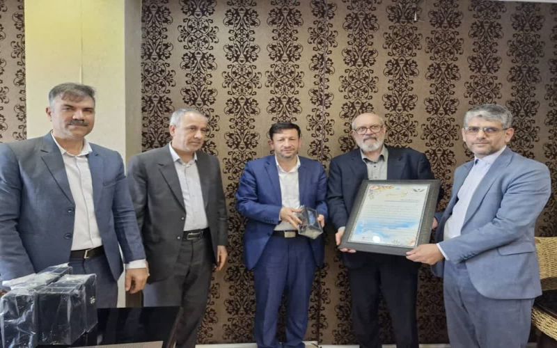 تجلیل مدیر عامل ستاد دیه کشور از مدیرکل کمیته امداد استان بوشهر