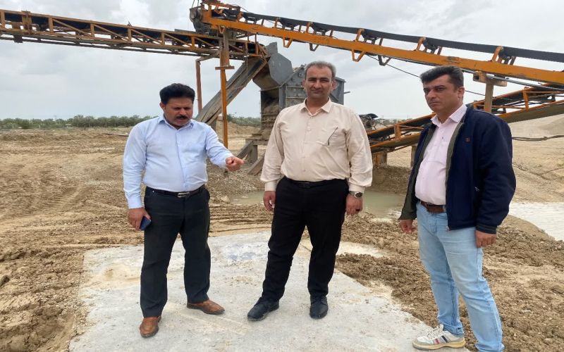 بازدید مدیرکل بنیاد مسکن استان بوشهر از کارگاه‌ تولید مصالح در شهر دالکی